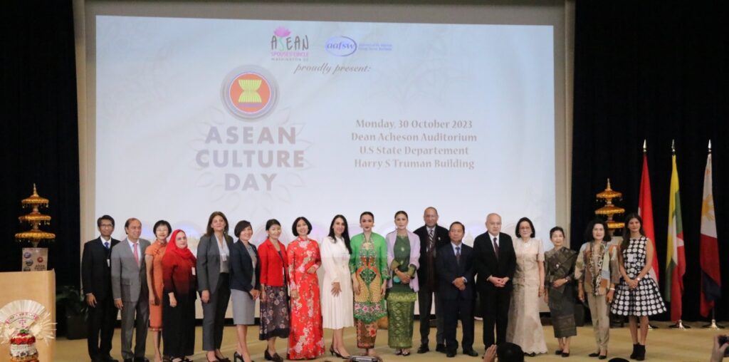 Philippine Ambassador Jose Manuel G. Romualdez (fifth from the right) and Mrs. Maria Lourdes Romualdez (fourth from the right), together with some of the ASEAN member Ambassadors to the United States and their spouses serving in Washington D.C., celebrate ASEAN Culture Day at the U.S. State Department.