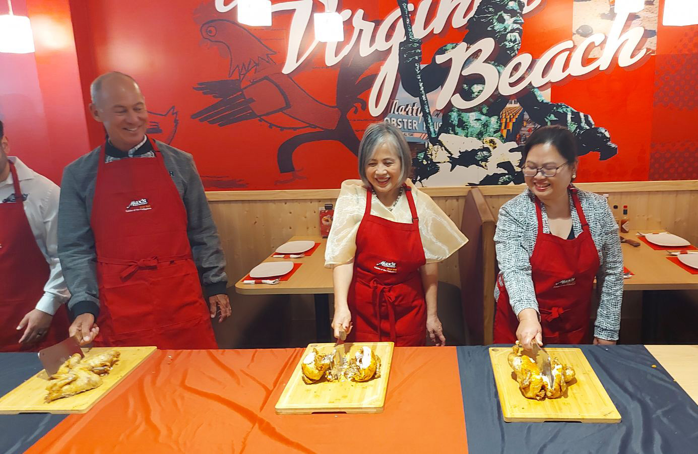 Read more about the article RIBBON CUTTING AND CHICKEN CHOPPING, PH EMBASSY JOINS GRAND OPENING OF MAX’S RESTAURANT IN VIRGINIA BEACH