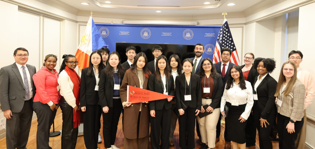 Minister Siriban with the delegates from Robert H. Smith School of Business at the University of Maryland.