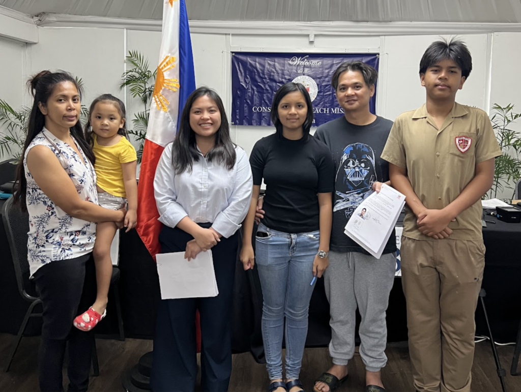 The family of newly sworn-in dual citizens is joined by Consul Barbie Rosales (3rd from left) during the Embassy’s consular outreach mission in Kingston on 01 May 2025.