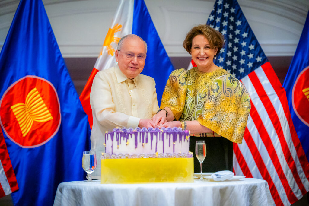 Ambassador Romualdez and Ambassador Carlson perform the ceremonial cake cutting.