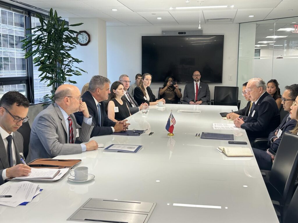 Philippine Ambassador Jose Manuel Romualdez (3rd from right) highlighted the importance of the railway project as a game-changer in the Luzon Economic Corridor, demonstrating the firm commitment of the Philippines and the United States to elevate economic cooperation and deepen the alliance.