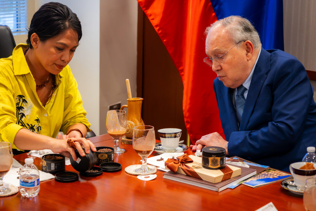 Chocolate Queen of Cebu Raquel Choa shares the flavors and stories of Philippine cacao with Amb. Romualdez. She also showcased other methods to enjoy “sikwate” and various types of Philippine native chocolate and cacao-based products.