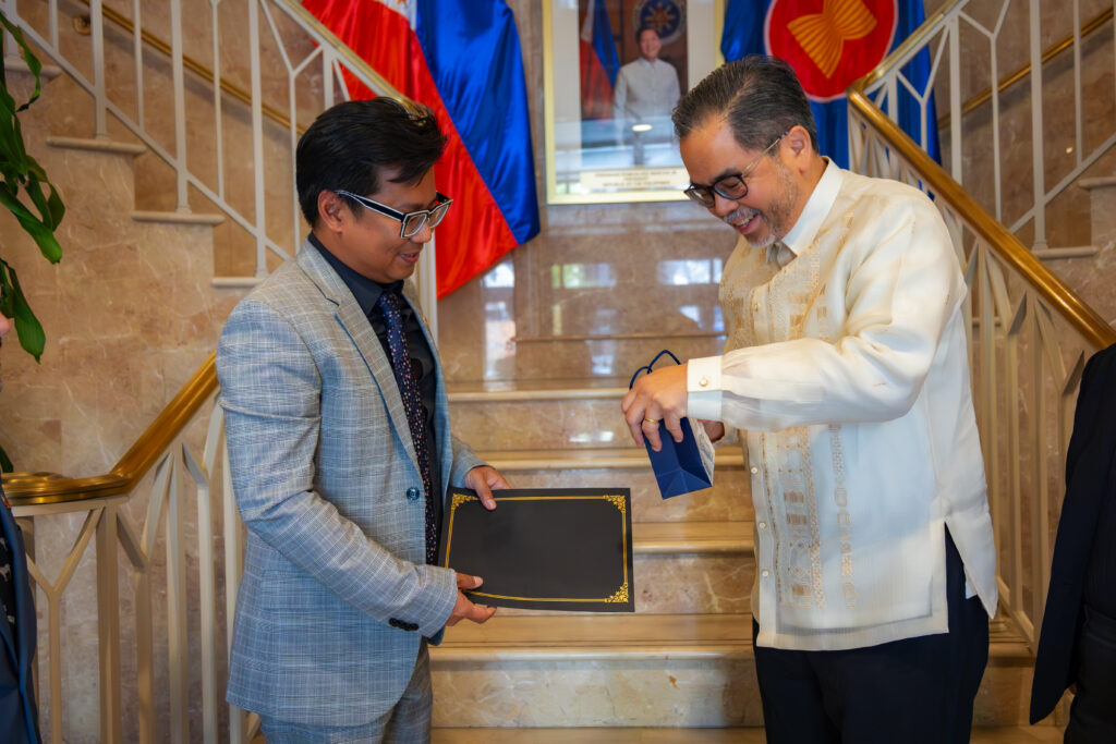 Chargé d’Affaires Jaime Ramon T. Ascalon, Jr. presents the certificate and token of appreciation to Atty. Miles Sanchez for providing pro bono legal advice on U.S. immigration.