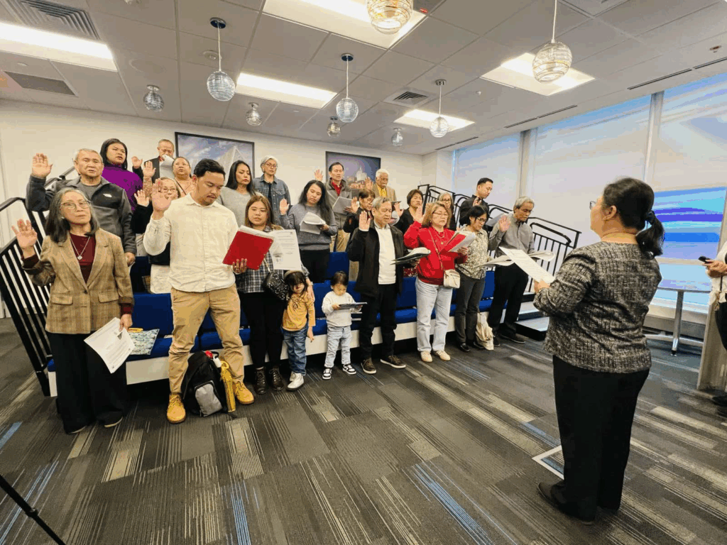 Consul General Donna Rodriguez administers the oath of allegiance to successful dual citizenship applicants in Virginia Beach during the Embassy’s consular outreach mission on 15 November 2025.