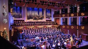Artistic Director and Conductor Marie Bucoy-Calavan shares her story as a first-generation Filipino-American and highlights the Filipino parol (lantern, upper left) during the O Night Divine concert at the Kennedy Center on 15 December 2025. The performance also featured beloved Filipino Christmas songs, including “Ang Pasko ay Sumapit” and “Payapang Daigdig.”