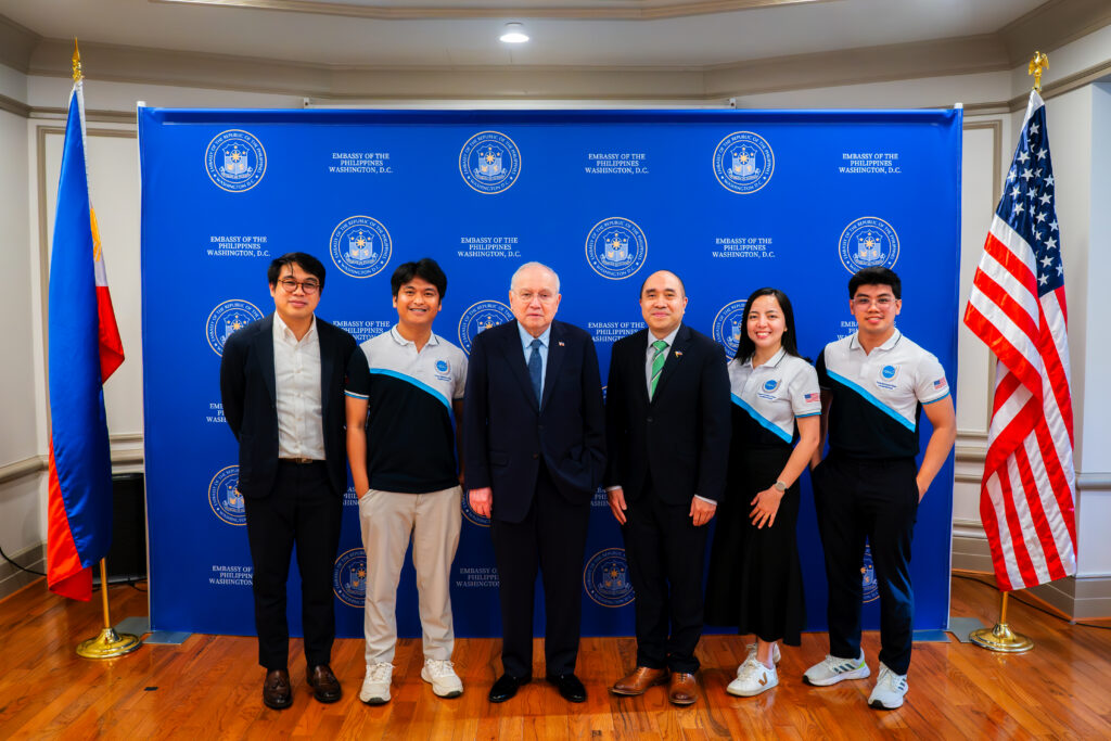 Ambassador Romualdez and DCM Cari&ntilde;o greet the YSEALI-PFP Innovation and Entrepreneurship delegates.