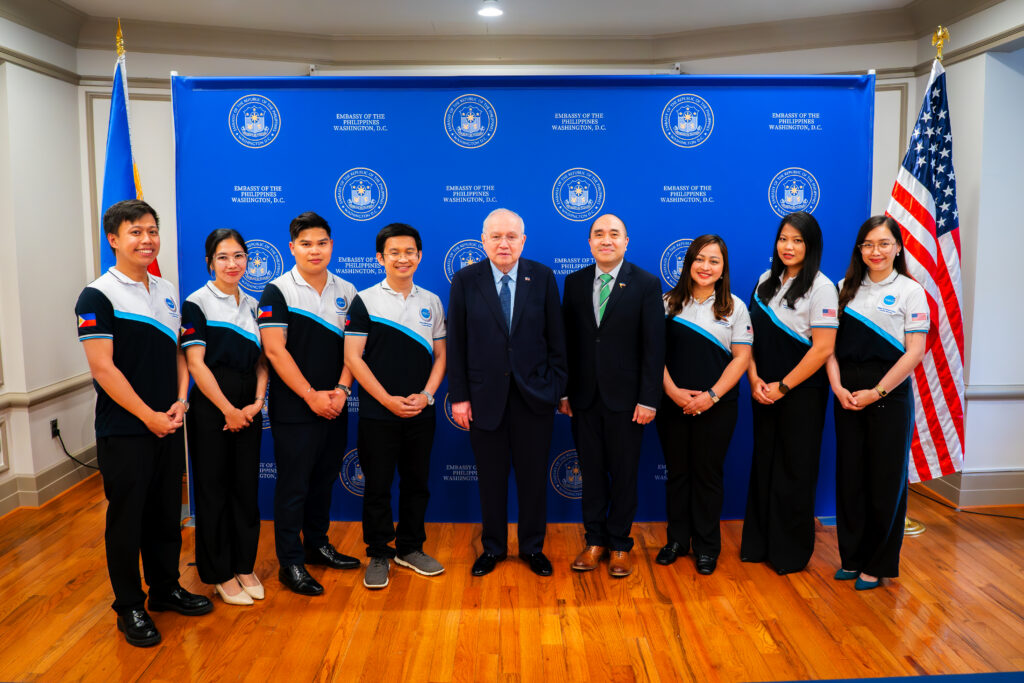 Ambassador Romualdez and DCM Cari&ntilde;o greet the YSEALI-PFP Society and Governance delegates.