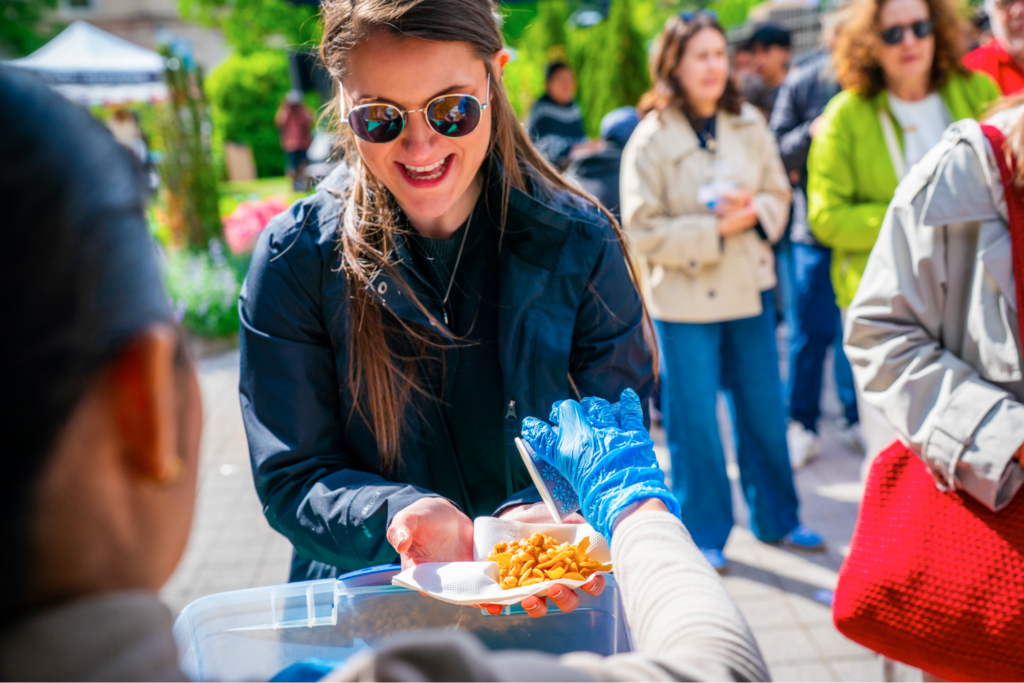 Guests eagerly lined up to enjoy Filipino flavors, including popular snacks and candies distributed by the Embassy, along with refreshing mango juice sponsored by the Philippine Department of Agriculture.