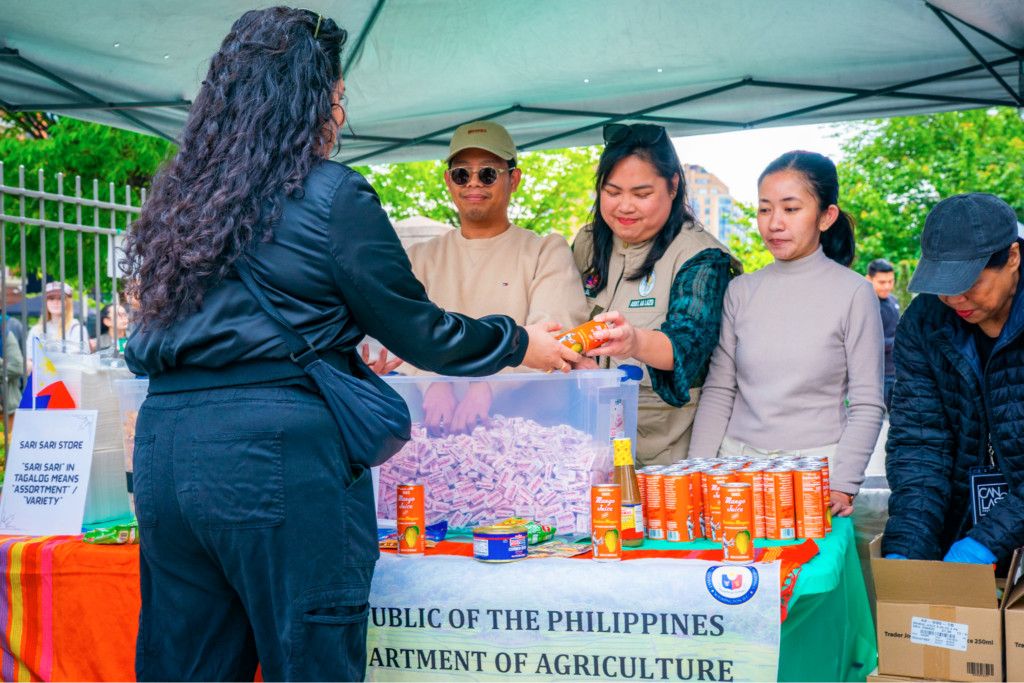 Guests eagerly lined up to enjoy Filipino flavors, including popular snacks and candies distributed by the Embassy, along with refreshing mango juice provided by the Philippine Department of Agriculture.