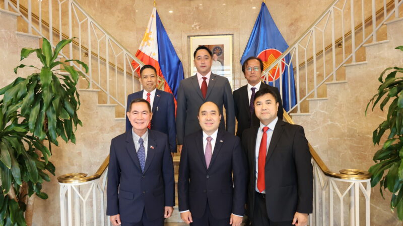 The PVAO delegation led by Undersecretary Reynaldo Mapugu (ret.) (bottom row, leftmost) met with Philippine Embassy officials and the Office of the Defense Attache in Washington, D.C. Usec. Mapugu gave updates on their key programs such as the Kagitingan Roadmap, which provides enhanced and accessible medical services and pension benefits to all retirees in the Philippines. There is also a study on bilateral cooperation between the Philippines and the United States that would benefit American veterans residing in the Philippines and Filipino veterans, bringing socio-economic development through modern medical infrastructure and more effective and affordable medical services.