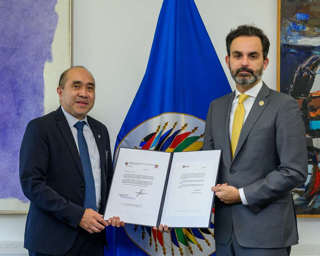 Deputy Chief of Mission Felipe F. Cariño III (left) and Mr. Ivan C. Marques, Secretary for Multidimensional Security of the Organization of American States (OAS), display exchanges of communications formalizing the Philippine contribution to the OAS’s SECURE-Haiti program (Photo credit: OAS)