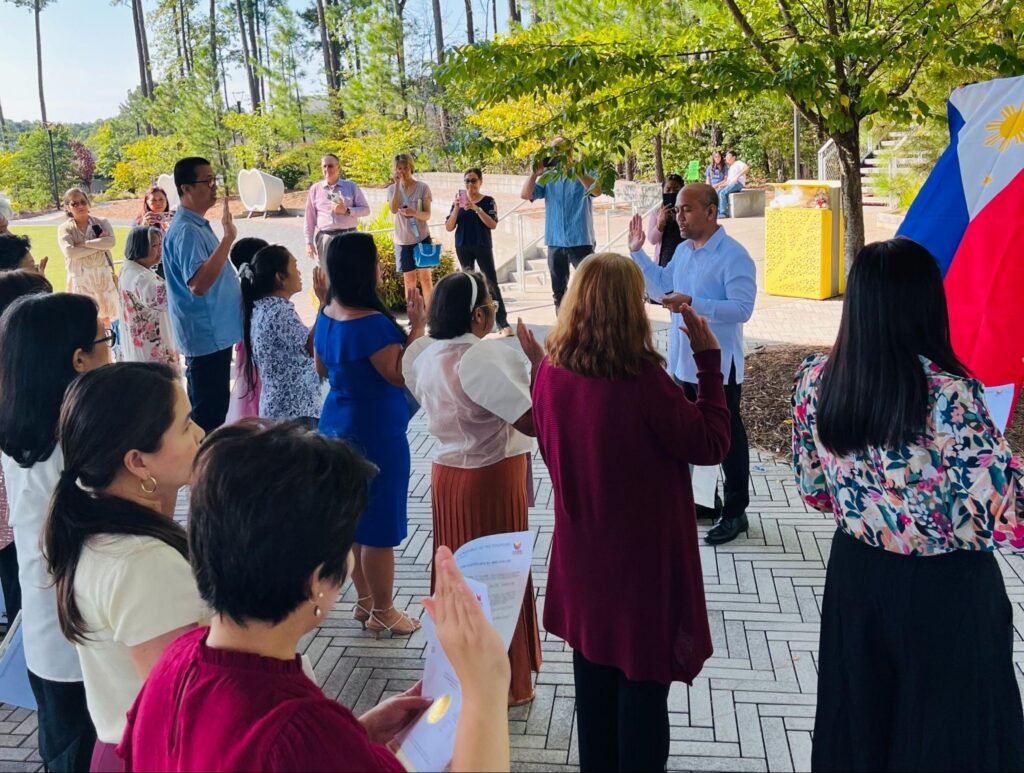 Consul General Zoilo A. Velasco administers the oath of allegiance to successful dual citizenship applicants in Raleigh-Durham during the Embassy's consular outreach mission on 19-20 September 2026.