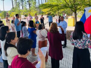 Consul General Zoilo A. Velasco administers the oath of allegiance to successful dual citizenship applicants in Raleigh-Durham during the Embassy's consular outreach mission on 19-20 September 2026.