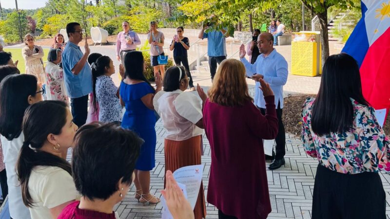 Consul General Zoilo A. Velasco administers the oath of allegiance to successful dual citizenship applicants in Raleigh-Durham during the Embassy's consular outreach mission on 19-20 September 2026.